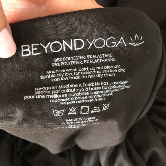 🎉HOST PICK🎉‎ NWT Beyond Yoga Hidden Pocket Infinity Scarf - Picture 7 of 11